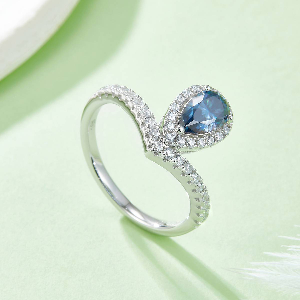 V-shaped minimalist water droplet S925 silver plated platinum colored moissanite diamond women's ring 1 carat D-grade
